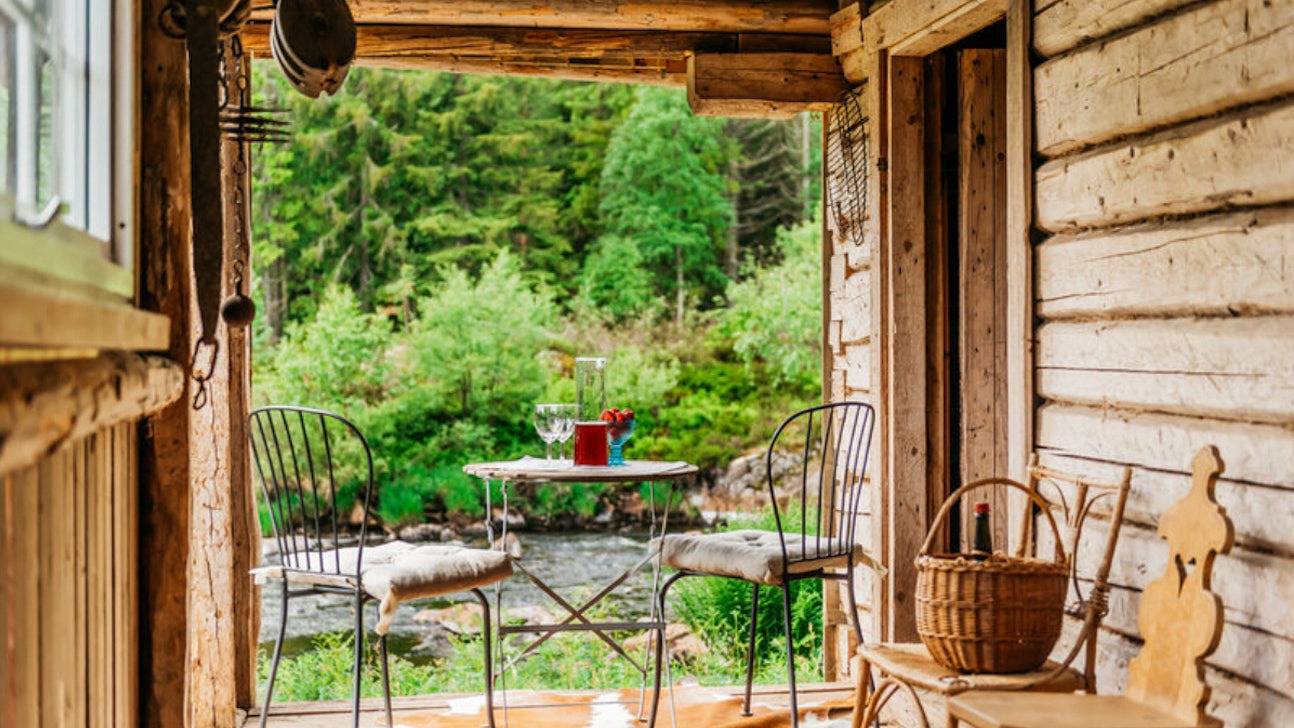 Waldhütte am Fluss in Lardal