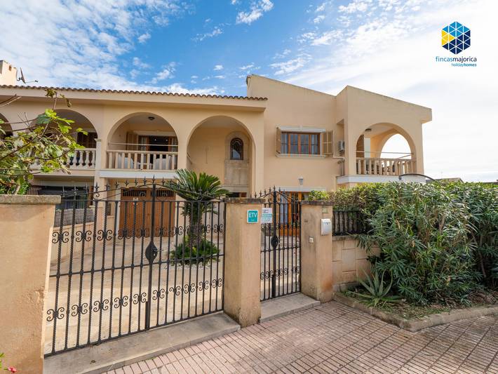 Encantadora villa mediterránea con piscina privada, Wi-Fi y aire acondicionado en Sa Coma in Sa Coma, San Lorenzo de Cardessar