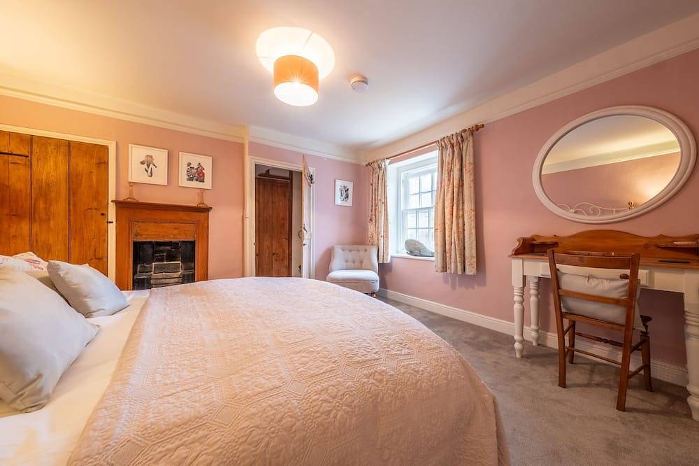 Yew Tree Cottage, Blakeney, Norfolk in Blakeney, Norfolk Coast