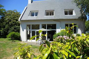 Location de vacances pour 8 personnes, avec terrasse et jardin à Beg Meil