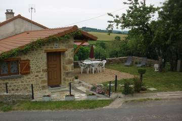 Gîte pour 3 personnes, avec terrasse et jacuzzi à Ceilloux