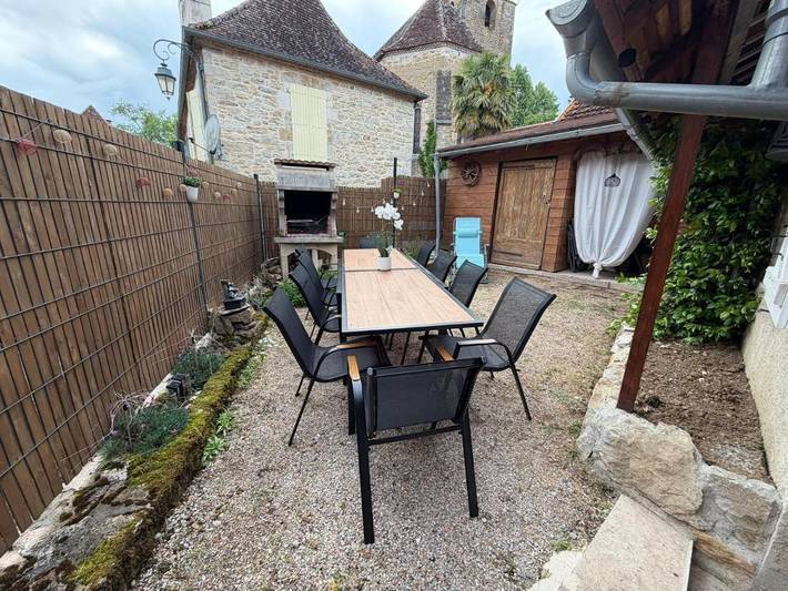 Location de vacances pour 12 personnes, avec vue et jardin, adapté aux familles à Rignac (Lot)