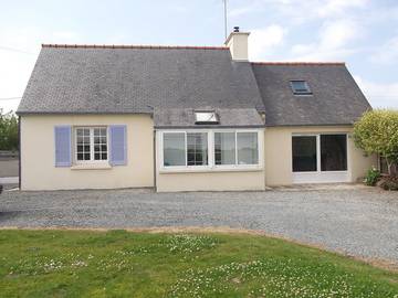Gîte pour 4 personnes, avec terrasse et jardin à Plouguiel