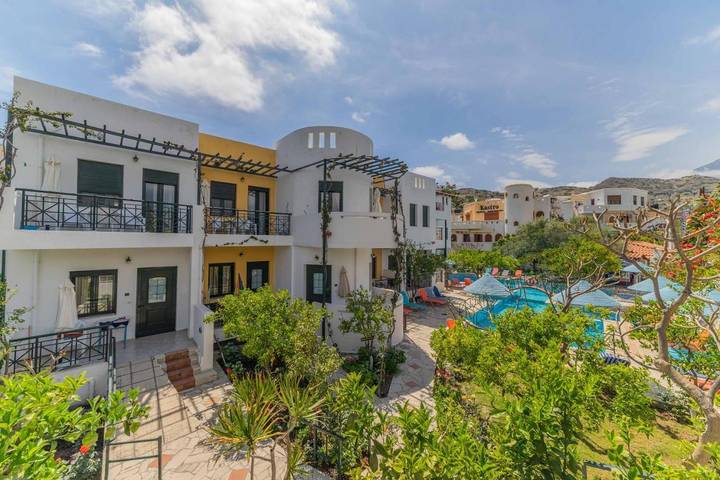 Appart’hôtel pour 4 personnes, avec Balcon et Terrasse ainsi que Jacuzzi et Jardin dans Myrtos