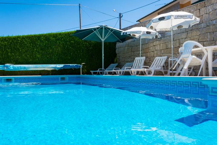 Chalet para 10 personas, con terraza además de piscina y jardín, Se admiten mascotas en Distrito de Braga - 2