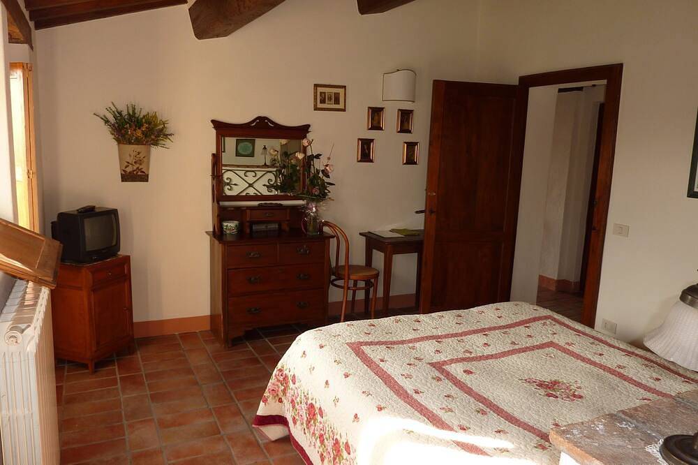 Pietreta. Ampia camera doppia con bagno e accesso riservato, giardino, piscina in Radicofani, Val d’Orcia