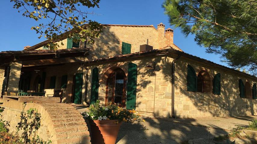 Agriturismo per 21 persone, con giardino e piscina in Chianni