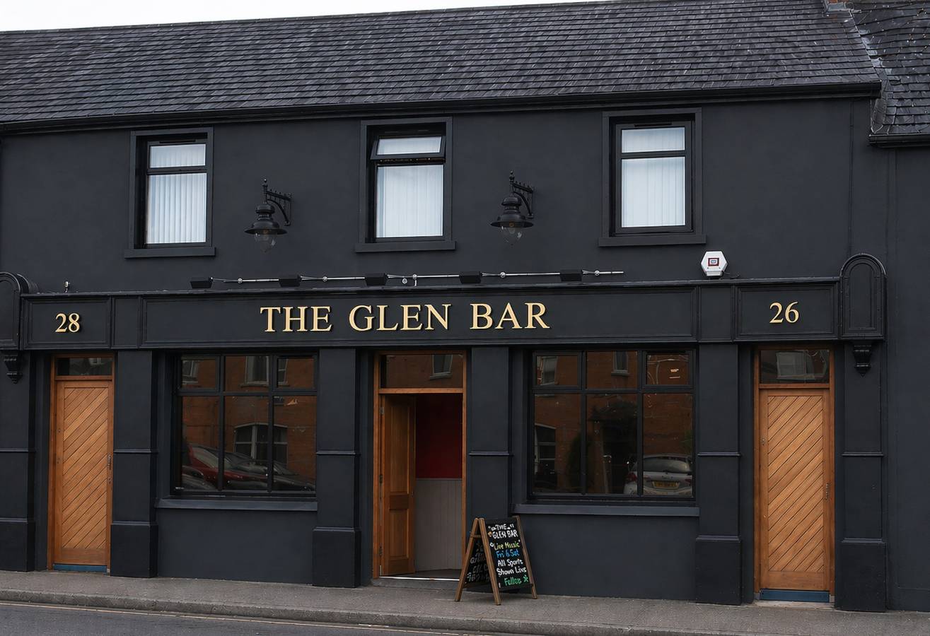 Entire holiday apartment, Central 2-Bed Apt, Sleeps 5 above Great Derry Pub in Derry, County Londonderry