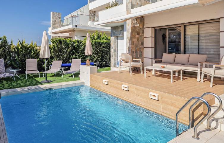Ferienhaus für 8 Personen, mit Terrasse und Pool