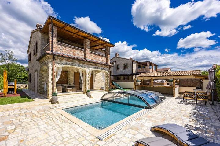 Ferienhaus für 8 Personen, mit Balkon und Terrasse sowie Garten und Pool