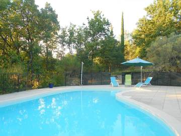 Gîte pour 5 personnes, avec vue ainsi que piscine et jardin à Collorgues