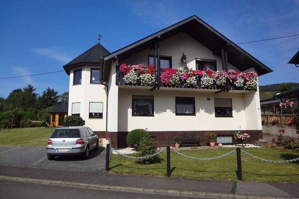 Ganze Wohnung, Wunderschöne Ferienwohnung mit Panoramablick in Ellenz-Poltersdorf, Cochem-Zell