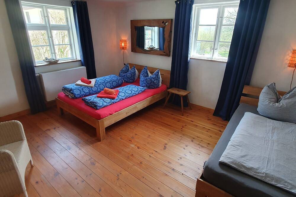 Ferienhaus Hermann (10-15Pers.), Kamin, Grillplatz, Nähe Binz, traumhafte Lage in Zirkow, Rügen