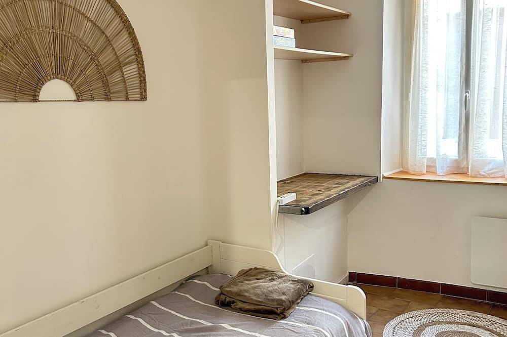 Apartamento entero, Spacious and quiet first floor *clim in Roquemaure, Region de Nimes