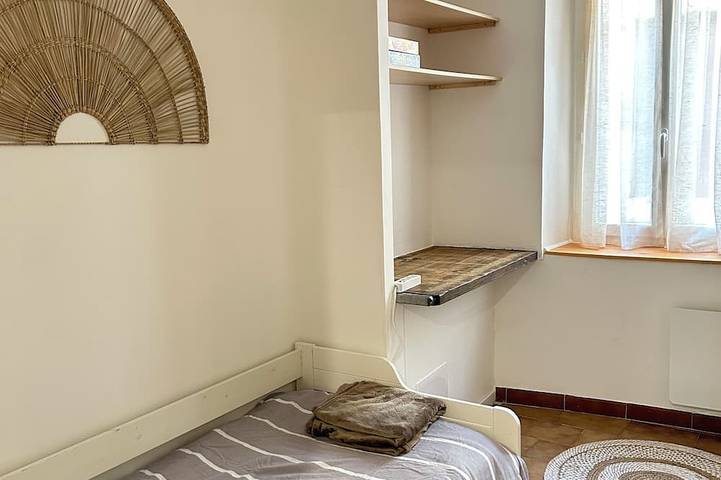 Entire apartment, Spacious and quiet first floor *clim in Roquemaure, Nimes region