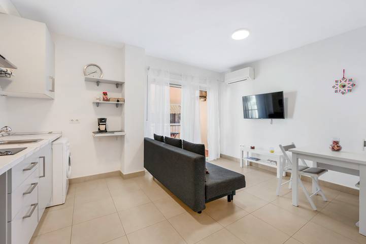 Hel lejlighed, 'Beachfront Estepona Center' Apartment with Sea Views, Wi-Fi, and Air Conditioning in Estepona Old Town, Estepona