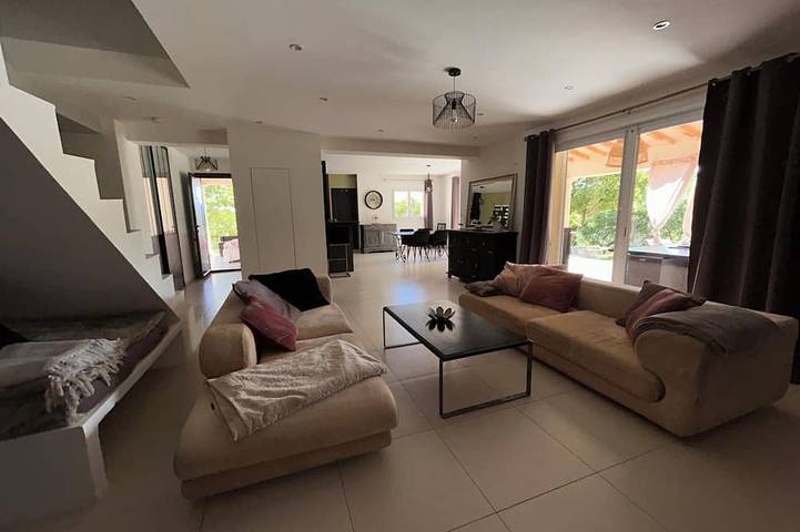 Location de vacances pour 5 personnes, avec Jacuzzi ainsi que Terrasse et Jardin à Montferrat