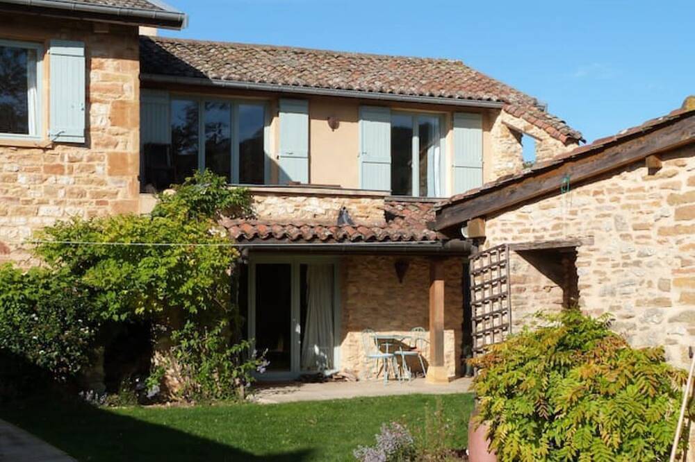 Traditional Beaujolais farmhouse with Private Pool - sleeps 8 in Charnay, Beaujolais