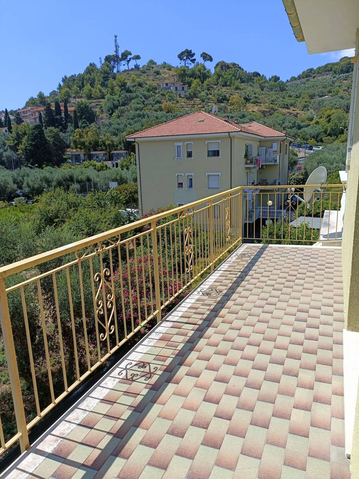 Appartement de vacances entier, Casa Calù - Appartamento rinnovato con un ampio terrazzo in San Lorenzo al Mare, Riviera di Ponente
