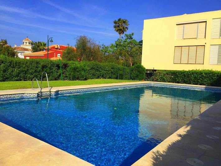 Apartamento para 4 personas, con jardín además de vistas y piscina en Churriana