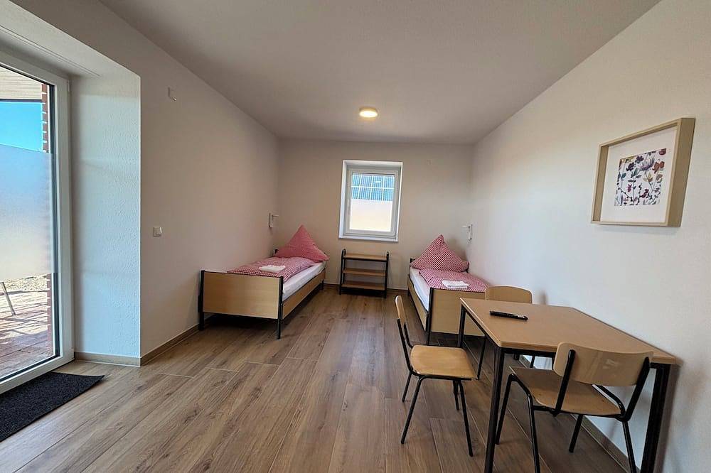Ganze Wohnung, Ferienwohnung 6 Personen, Nähe Cloppenburg, Schlafzimmer mit Tv und Einzelbetten in Cappeln (Oldenburg), Naturpark Wildeshauser Geest
