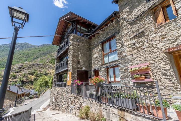 Casa rural para 14 personas, con jacuzzi y balcón, Familias con niños en Pallars Sobirà
