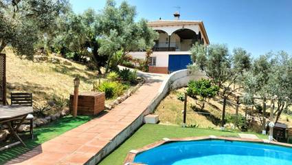 Chalet para 13 personas, con jardín además de piscina y vistas, Se admiten mascotas en Axarquía