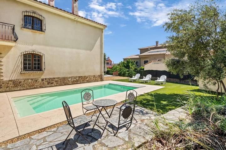 Appartement de vacances pour 5 personnes, avec vue ainsi que jardin et piscine