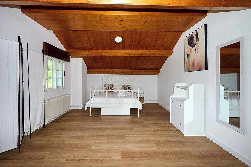 Casa Santi - 10 minutes from Santiago capacity 14 people in Santiago di Compostela, Provincia della Coruña