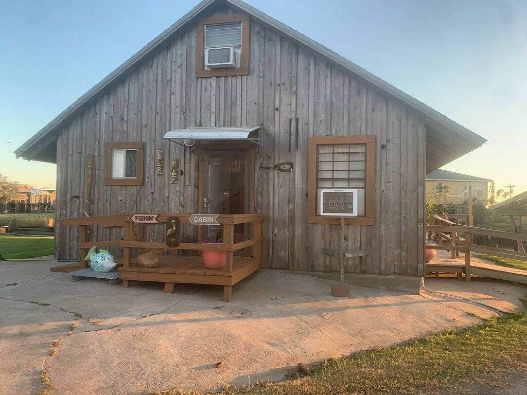Rustic Island fishing cabin on canal to San Bernard River. in Brazoria County