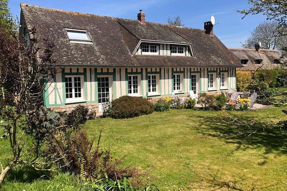 Country House Garden Pool in Blosseville, Región de Dieppe