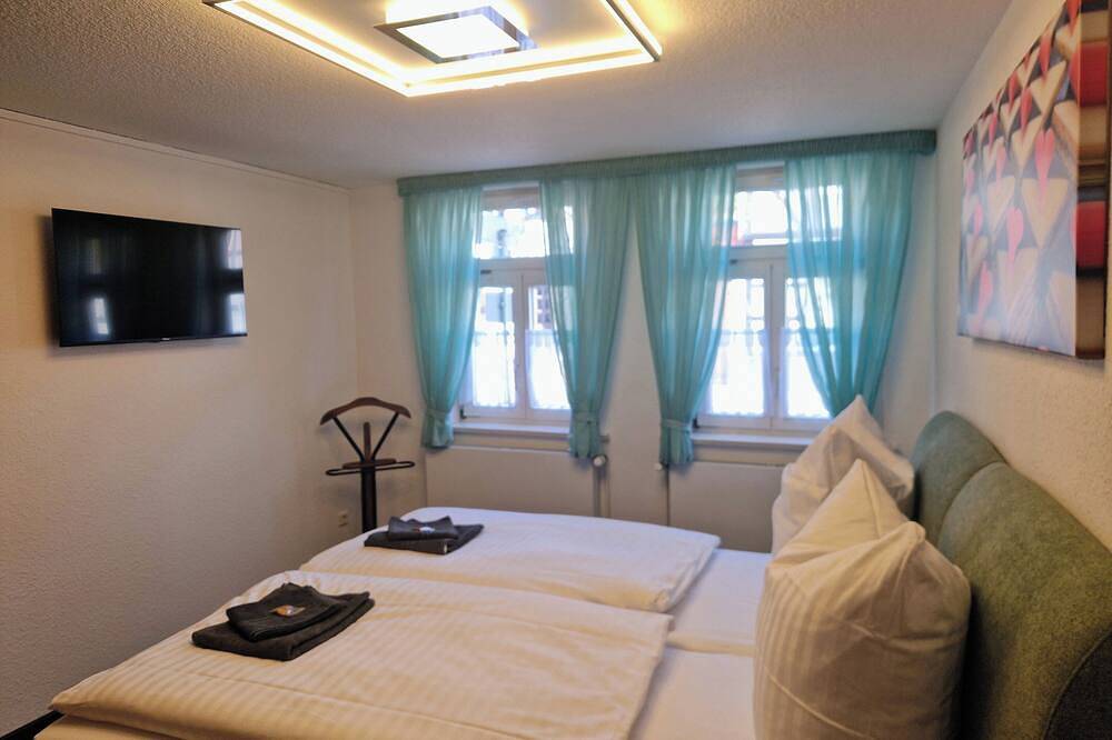 Ganze Wohnung, ☆Hochwertig ☆Gemütlich ☆Regendusche ☆Terrasse ☆Gartenhaus ☆Parkplatz in Neustadt/Harz, Harzvorland