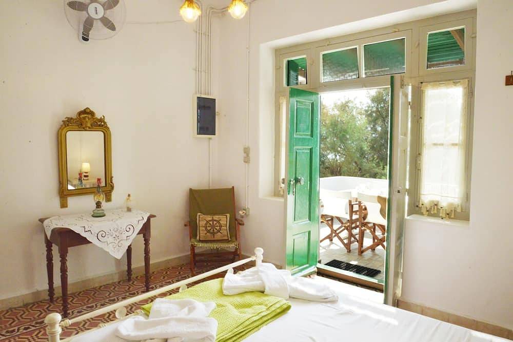 Entire apartment, Seaside Apartment in Klima, Milos, 1st floor in Plaka (Milos), Milos