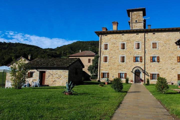 Location de vacances pour 4 personnes, avec Terrasse et Jardin ainsi que Piscine et Vue dans Province de Modène