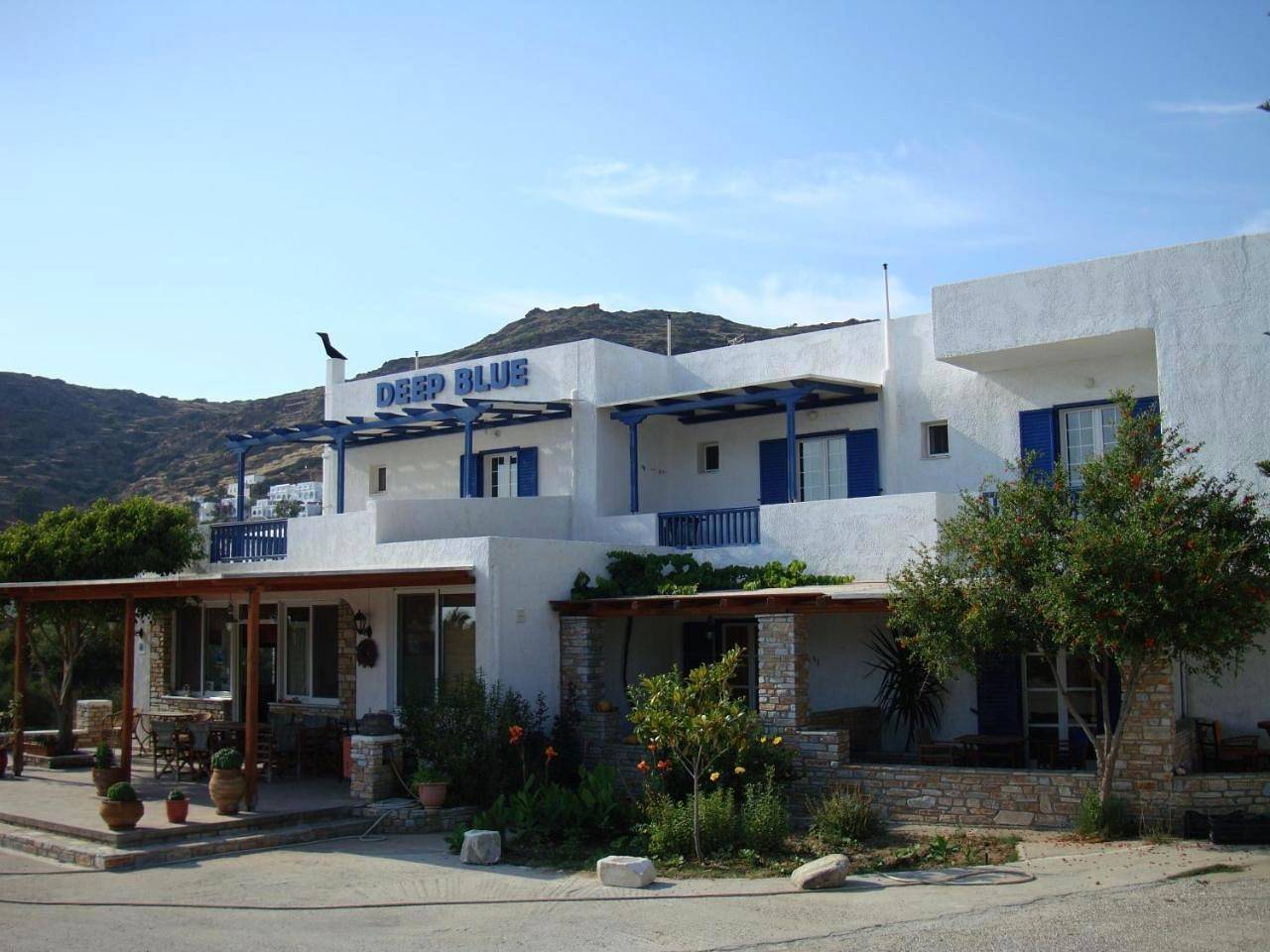 Deep Blue Rooms & Apartments in Mylopotas, Íos