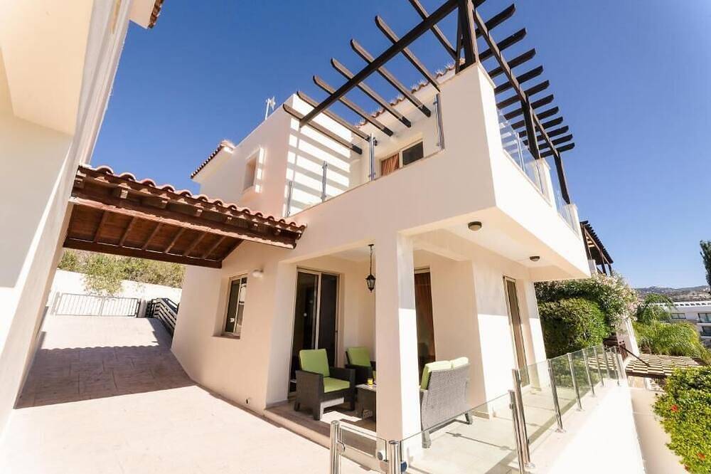 Coral Bay!Views! Two Bed Beautiful Villa, Pool, A.Con, Wifi,Nr Restaurants, Bars in Peyia, South Cyprus