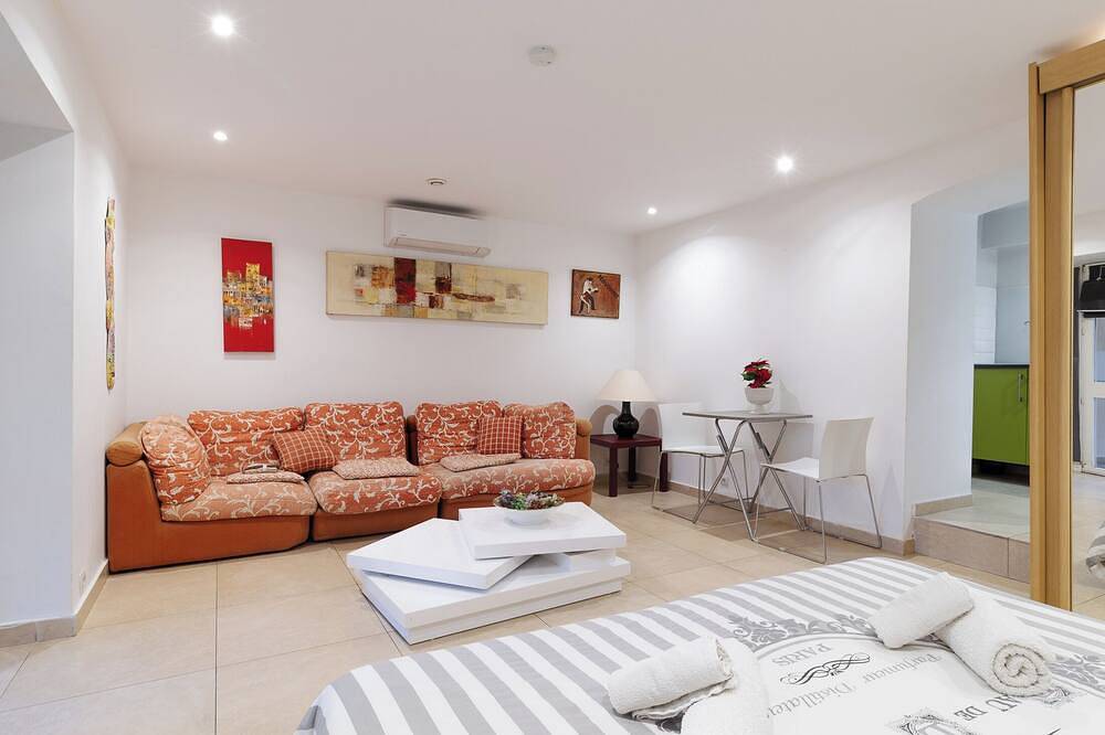 Ganze Wohnung, Kleines Paradies, Villa, Pool, 400M Schöner Strand, die Landschaft in der Innenstadt. in Nizza, Mittelmeerküste (Frankreich)