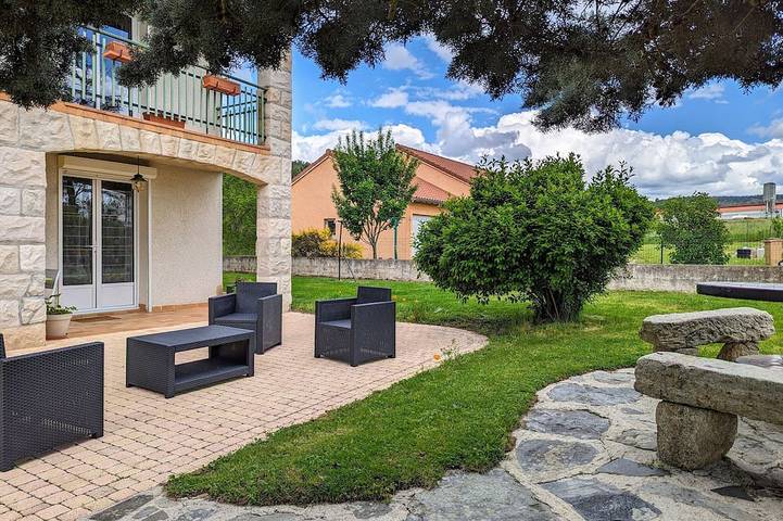 Gîte pour 3 personnes, avec terrasse à Saint-Pierre-Eynac