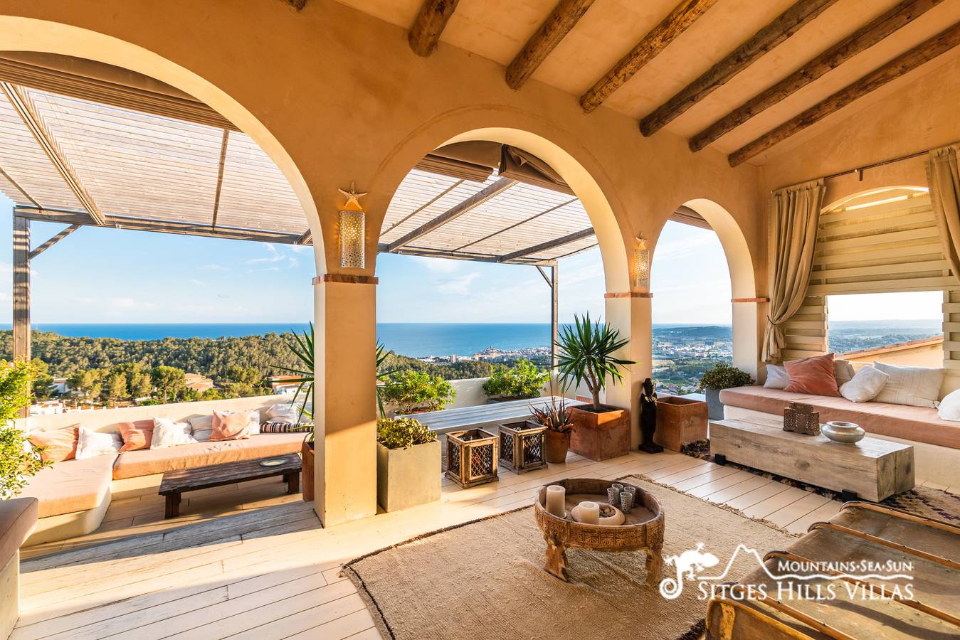 Spectaculaire Villa Ibizenca avec vue sur la mer et piscine privée chauffée*. Toutes les salles de bains in Sitges, Garraf