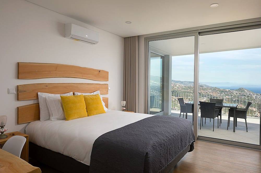 Villa with breathtaking views & private infinity heated pool in Câmara de Lobos, Madeira