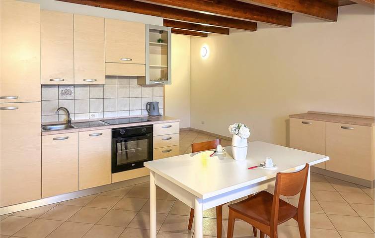 Entire holiday apartment, Cozy Apartment: Parking, TV, Double Bed, Kitchen, WiFi near Lake in Lecce nei Marsi, Abruzzo National Park