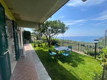 Chambre d’hôte pour 4 personnes, avec terrasse ainsi que jardin et vue, animaux acceptés dans Finale Ligure
