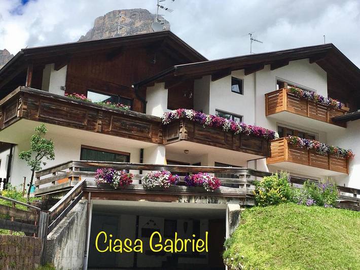 Ferienwohnung für 4 Personen, mit Ausblick und Sauna sowie Garten und Terrasse in Colfosco