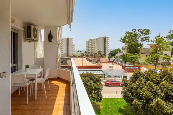 Entire apartment, Apartment "Vista Marina" with Sea View, Shared Pool & Wi-Fi in La Carihuela, Torremolinos