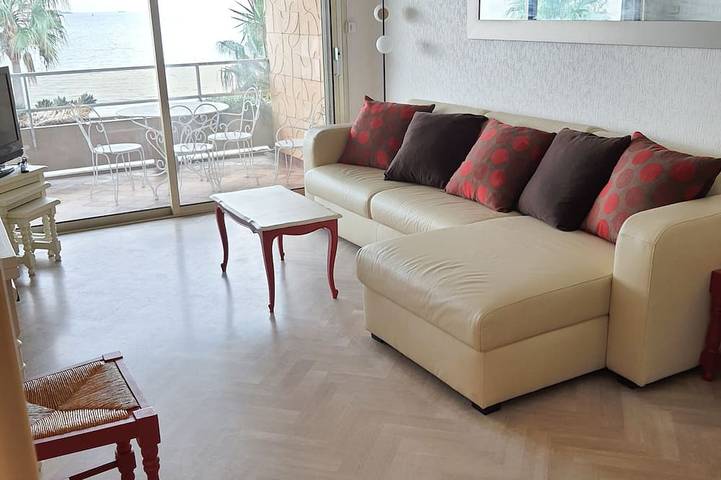 Ganze Wohnung, 2-Zimmer-Apartment, + Terrasse 12 m² - Meerseite, Blick auf den Sandstrand in Bandol, Mittelmeerküste (Frankreich)