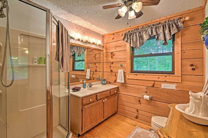 Log cabin for 100 people, with hot tub and yard as well as balcony in Fontana Lake