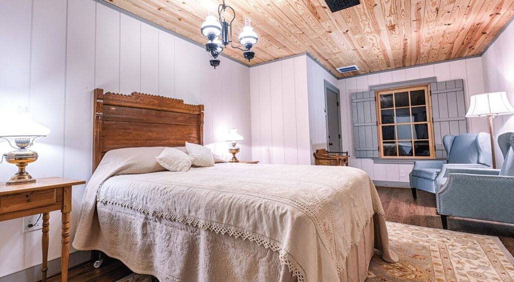 Bed & Breakfast in a 1795 Log Cabin on working farm, George Washington, Sr Suite in Augusta County