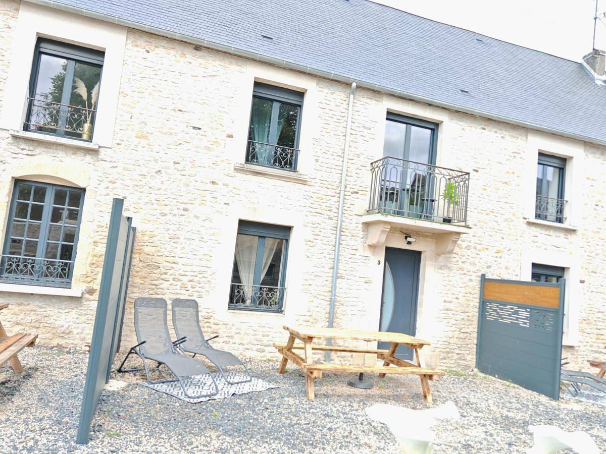 Two-Bedroom House in Manvieux, Région de Bayeux