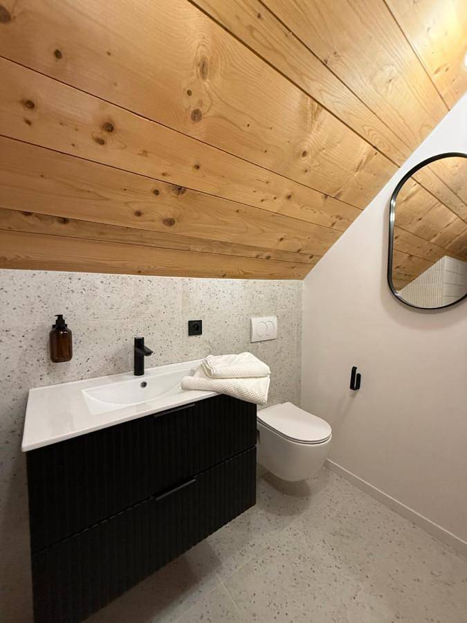 Gîte pour 3 personnes, avec terrasse ainsi que vue et piscine à Chanaz - 4