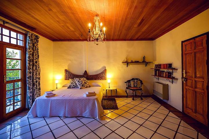30 min from Puy de Fou. Swimming pool, bbcoa,A/C,free Wifi, garden, terrace with view in Recas, Toledo Province